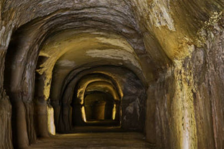 পূজারীও রাজকন্যাকে দেখার জন্য নাছোড়বান্দা। মালিনী মাসি সুন্দরকে জানান রাজকন্যার ঘরের অবস্থান। তার পরে দু’জনে মিলে মন্দির থেকে রাজবাড়ি পর্যন্ত কেটে ফেলেন সুড়ঙ্গ। 