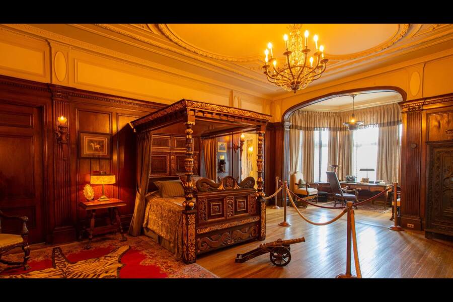 এভাবেই কয়েকটা বছর কাটিয়ে ফেলেন যুগলে। বাড়ির প্রতি দম্পতির প্রেমও বাড়তে থাকে। শুধু দম্পতি কেন, এই বাড়ির মোহে আকৃষ্ট হয়েছিলেন আরও একজন। বাড়ির এক পরিচারিকা।