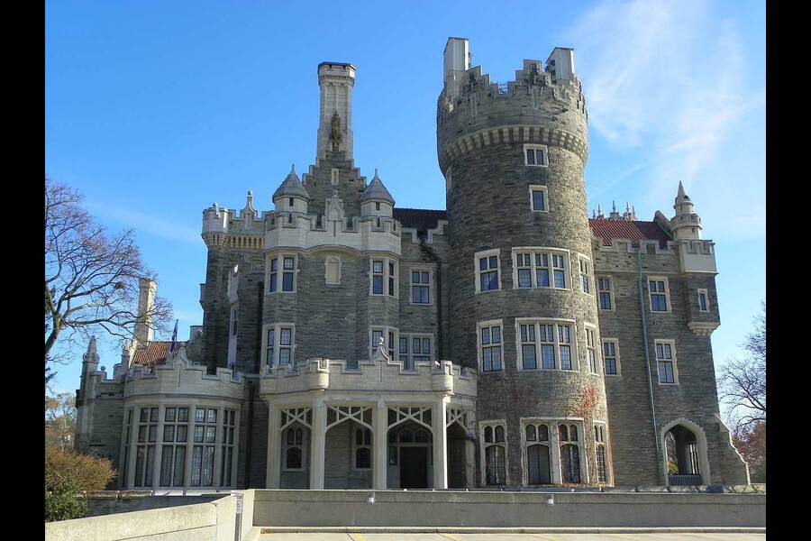 ক্রমে ক্রমে আরও বছর খানেক কেটে গেল। এক সময়ে মারা গেলেন হেনরি এবং মেরি। মারা গেলেন বটে, কিন্তু বাড়ির মায়া নাকি তাঁরাও ছাড়তে পারলেন না। থেকে গেলেন ভূত হয়ে। এমনই বলেন স্থানীয়রা।