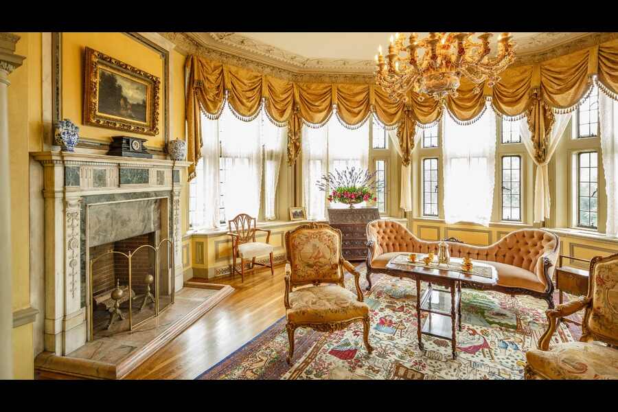 তবে শুধু ভূত দেখার জন্যই নয়, প্রাচীন এই গথিক আর্কিটেকচার দেখতেও প্রতি বছর এখানে আসেন বহু মানুষ। এর প্রতিটি থামে খোদাই রয়েছে ইতিহাস।