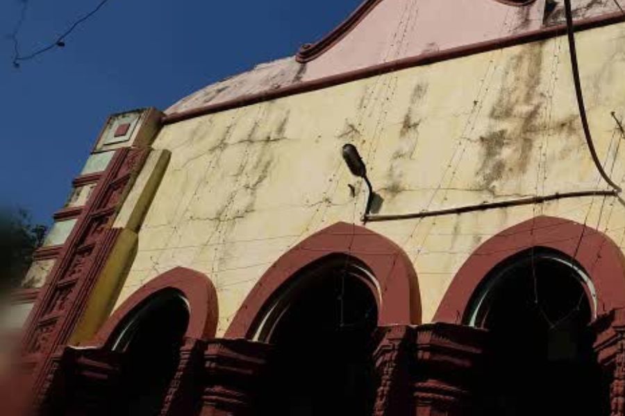 নির্দিষ্ট দিনে দু’জনকে মায়ের মন্দিরের সামনে হাজির করা হয় বলির জন্য। কাপালিকও প্রস্তুত। 