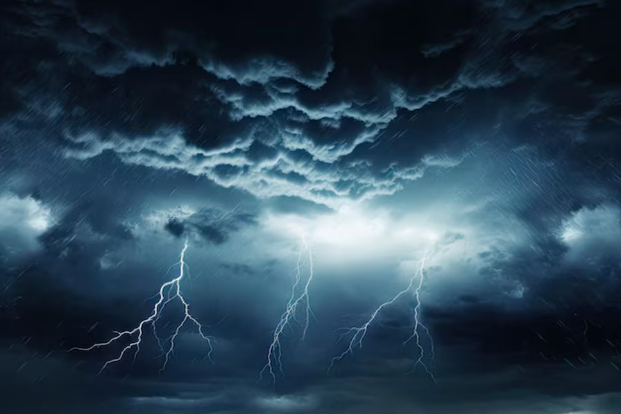 তখনই এক অলৌকিক কাণ্ড! চার দিক ভরে ওঠে কালো মেঘে। সঙ্গে কানফাটানো বাজের শব্দ। সেই সময়ে কাপালিকও মূর্ছা যান। জ্ঞান ফিরে দেখেন, বিদ্যা ও সুন্দর দু’জনেই উধাও! 