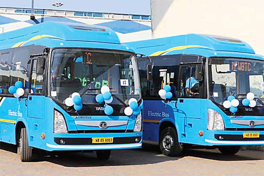 Consul General Cathey Diaz praised West Bengal Government for its Electric bus services