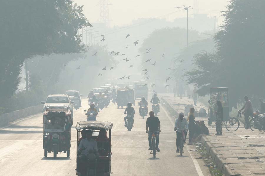 বৃহস্পতিবার ধোঁয়াশায় ঢাকা দিল্লির সকাল। ছবি: পিটিআই।