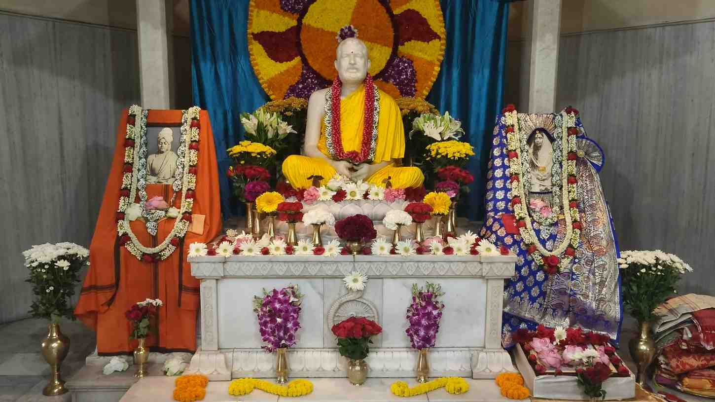 বিভিন্ন ধর্মমতে সাধনা করে সিদ্ধিলাভের চেষ্টায় মগ্ন হয়েছিলেন শ্রীরামকৃষ্ণ। হিন্দু হয়েও একদা ইসলাম ধর্ম গ্রহণ করেছিলেন তিনি। তাঁর বিপুল কর্মকাণ্ডের মধ্যে দর্ম পরিবর্তনের দিকটি তুলনায় স্বল্পালোচিত। 