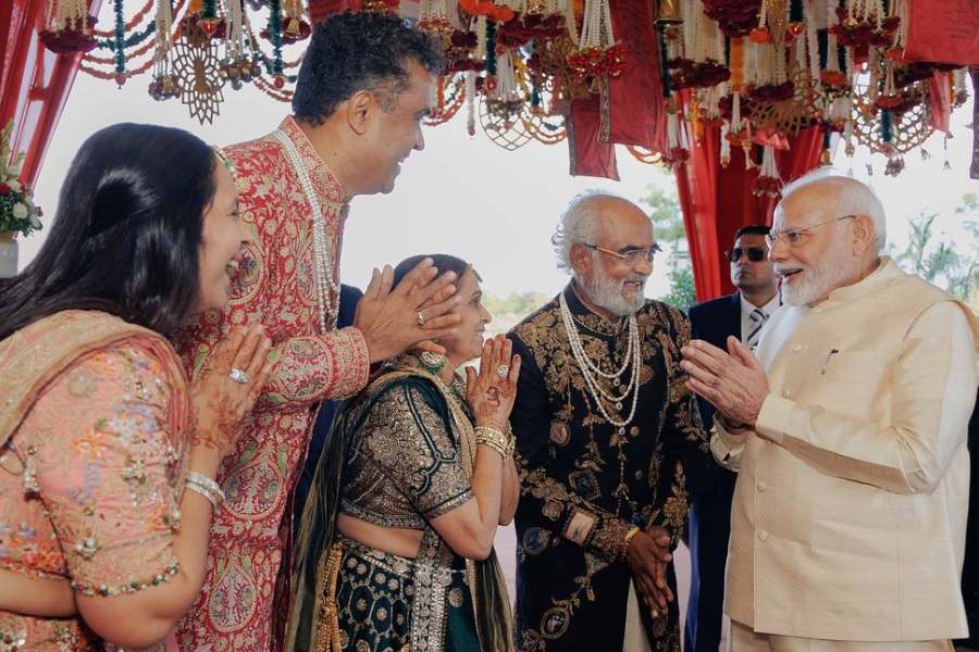 সাবজি ঢোলকিয়া (কালো শেরওয়ানি) এবং তাঁর পরিবারের সঙ্গে প্রধানমন্ত্রী নরেন্দ্র মোদী।