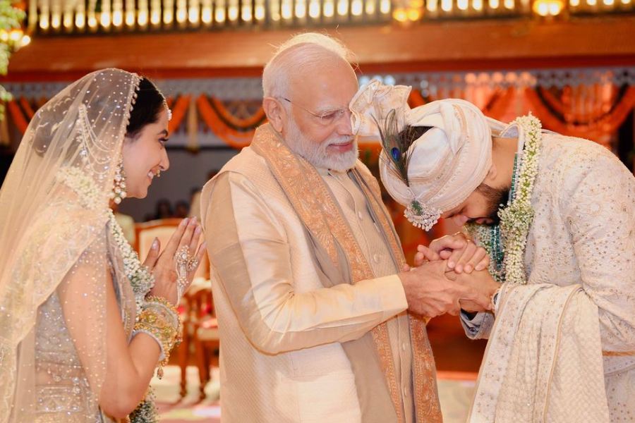 নবদম্পতি দ্রব্য এবং জাহ্নবীর সঙ্গে প্রধানমন্ত্রী। 