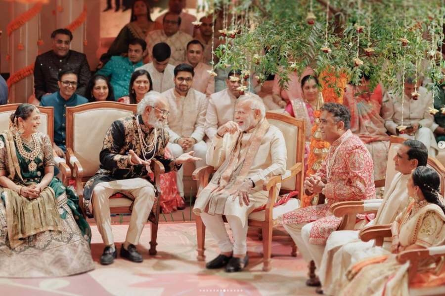  বিয়ের অনুষ্ঠানে মোদীর পোশাকটিও ছিল দেখার মতো। 