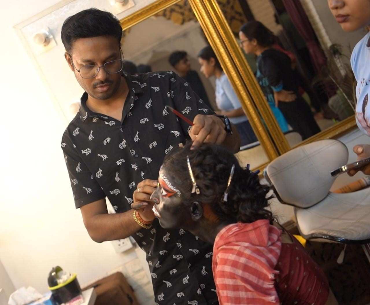 টানা কয়েক ঘণ্টার মেকআপ। তাতেই পঙ্কজ মানুষকে নিয়ে তৈরি করেছেন মা কালী ও মহাকাল বিগ্রহ। যা দেখে বোঝা মুশকিল মূর্তি না মানুষ!