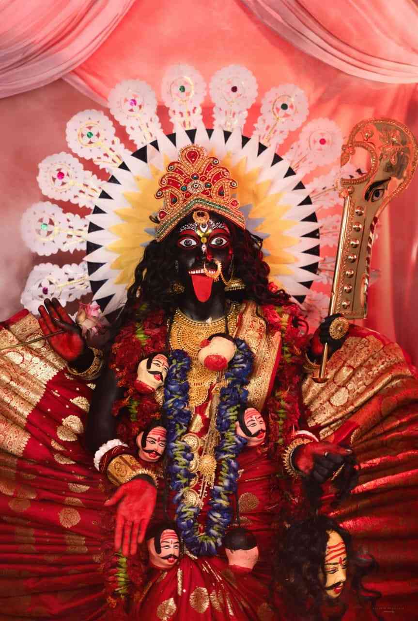 এ বার সেই কালী মন্দিরের ইতিহাস নিয়ে নতুন ভাবে কাজ করলেন মেকআপ শিল্পী পঙ্কজ বিশ্বাস। 