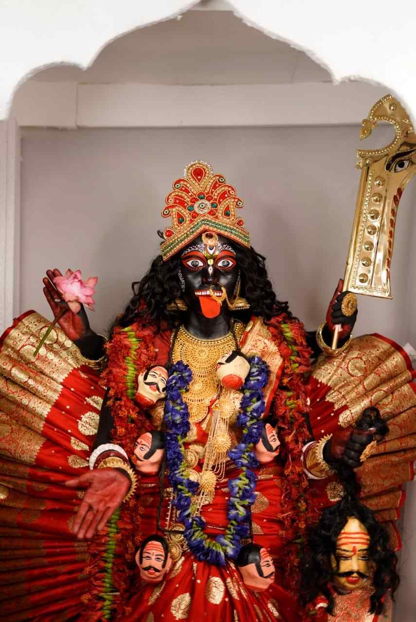 মানুষকে নিজের তুলির টানে সাজিয়ে গুছিয়ে তৈরি করে ফেললেন নিখাদ কালীমূর্তি! 