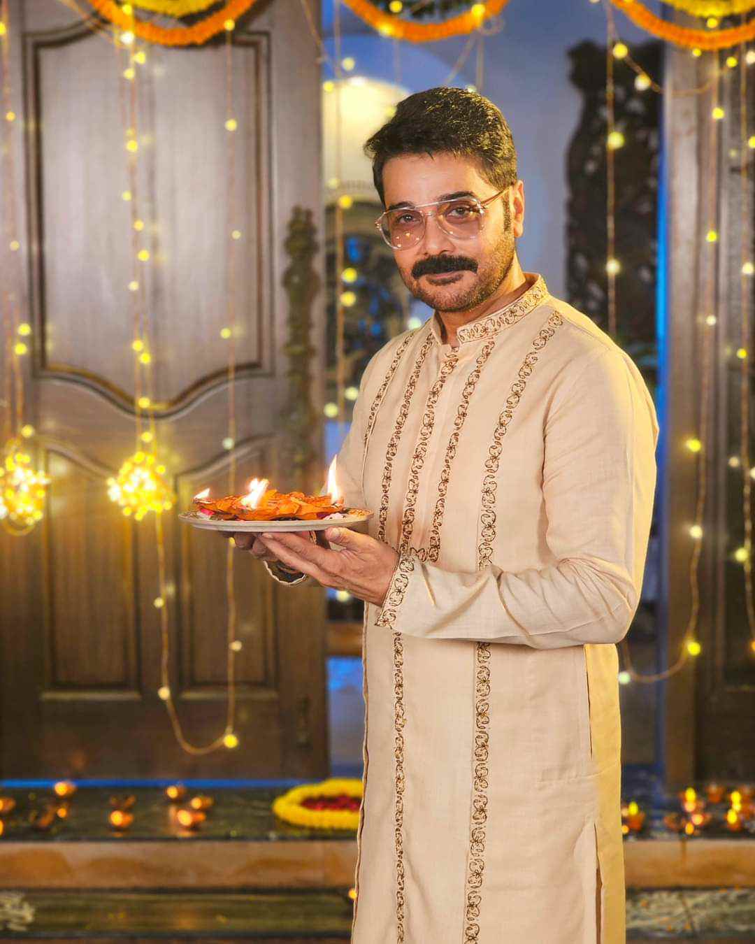 ৬০ পেরিয়েও চিরতরুণ প্রসেনজিৎ চট্টোপাধ্যায়। ঘিয়ে রঙের পাঞ্জাবীতে বরাবরের মতো নজরকাড়া ‘বুম্বাদা’। অনুরাগীদের জানালেন দীপাবলির শুভেচ্ছা।