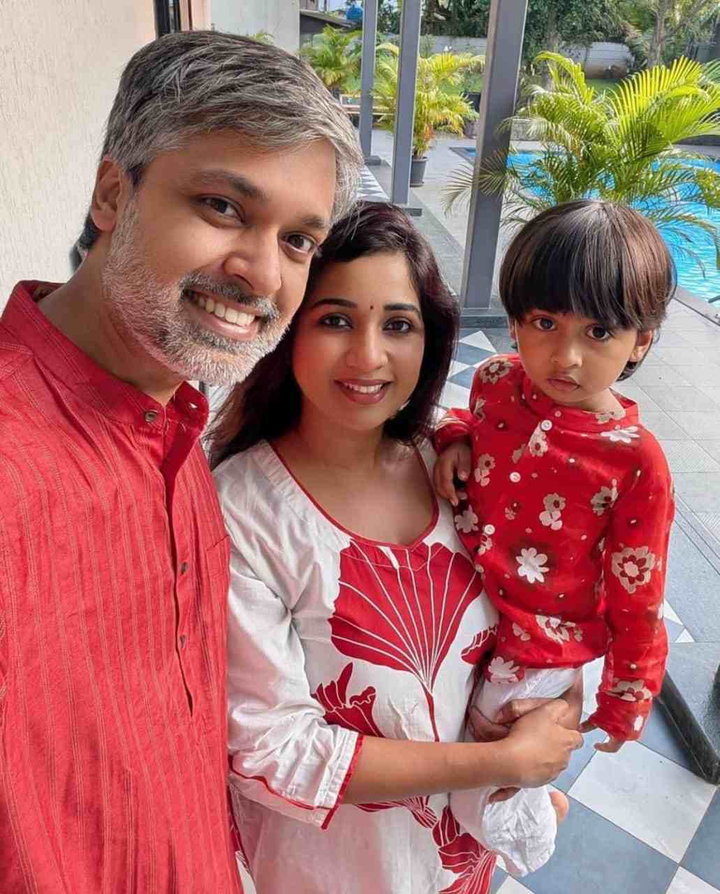 ছেলে দেবযানকে সঙ্গে নিয়ে অনুরাগীদের দীপাবলির শুভেচ্ছা জানালেন শ্রেয়া ঘোষাল। পাশে ছিলেন স্বামী শিলাদিত্য মুখোপাধ্যায়। লাল-সাদার রংমিলন্তিতে সেজে উঠেছিলেন তিন জনেই। 