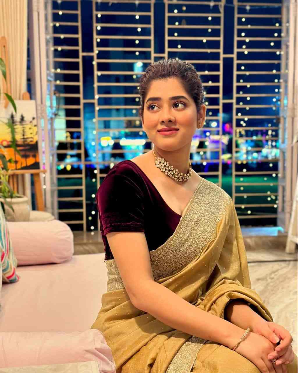 পরনে শাড়ি, খোঁপার ফাঁকে উঁকি দিচ্ছে ফুলের বাহার। স্বল্প সাজেই নজর কাড়লেন ‘রাসমণি’ও! এই প্রতিবেদনটি ‘আনন্দ উৎসব’ ফিচারের একটি অংশ। 