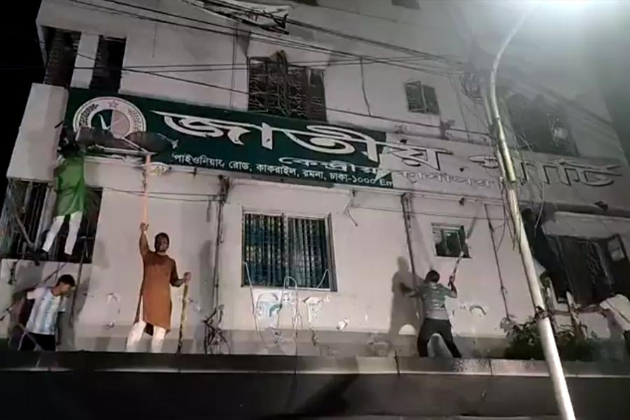 ঢাকায় জাতীয় পার্টির কার্যালয়ে ভাঙচুর করা হচ্ছে। 