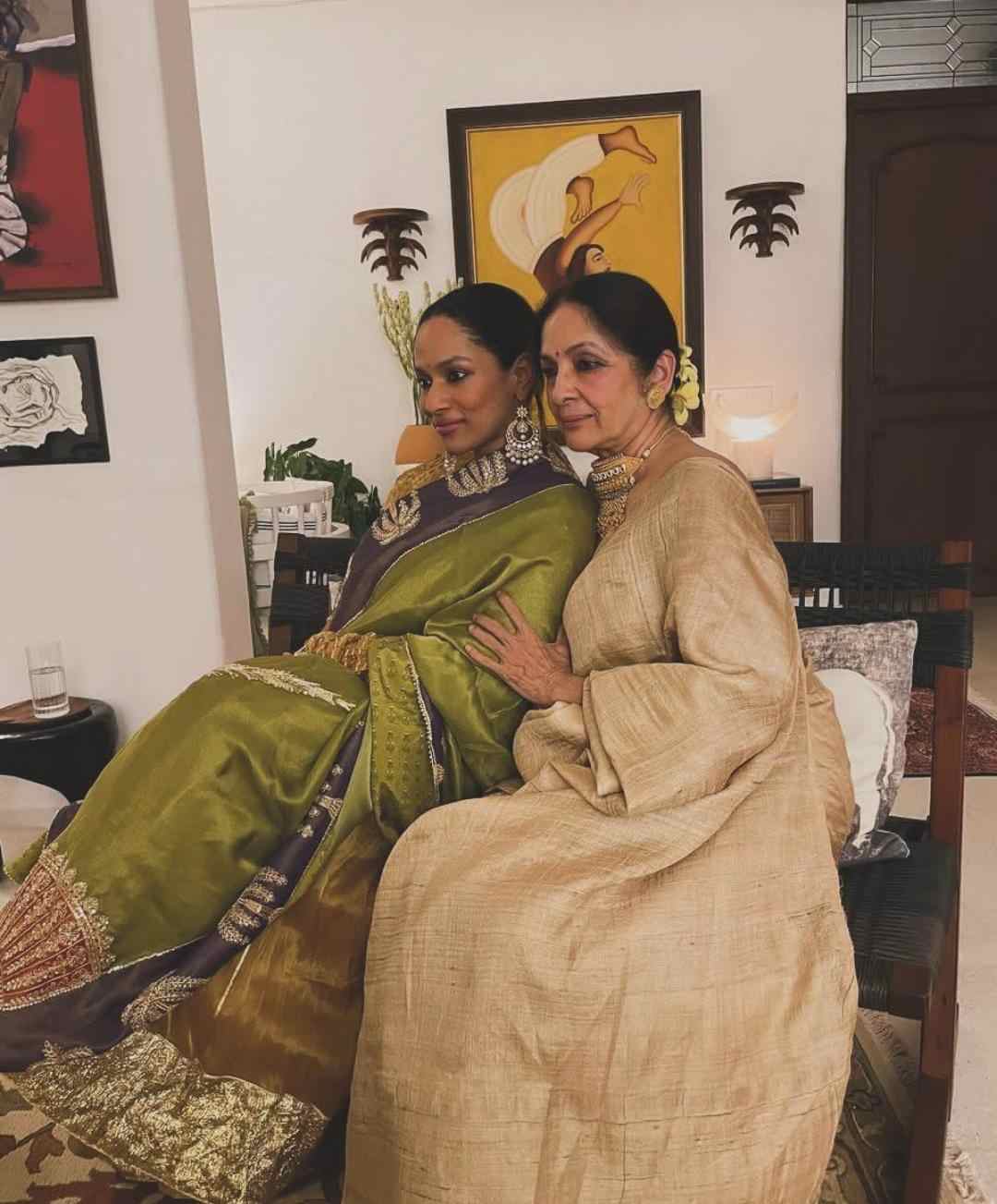পুজোর মাসেই পরিবারে এসেছে নতুন অতিথি। মা হয়েছেন মাসাবা গুপ্ত। দিদা নীনা গুপ্তের আনন্দের সীমা নেই। দীপাবলিতেও মেয়ের সঙ্গে ধরা দিলেন অভিনেত্রী।