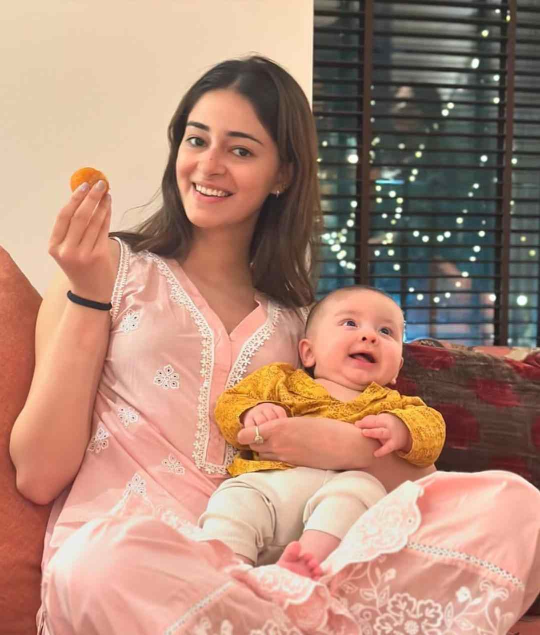 উৎসবের দিনে ডায়েটকে বুড়ো আঙুল! ছোট্ট বোনপোর সঙ্গে লাড্ডুর স্বাদে মজলেন অনন্যা পাণ্ডে। 