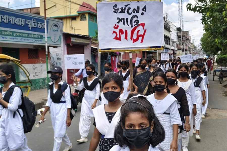 মিছিলে শামিল পড়ুয়ারা। শ্রীরামপুরে। 