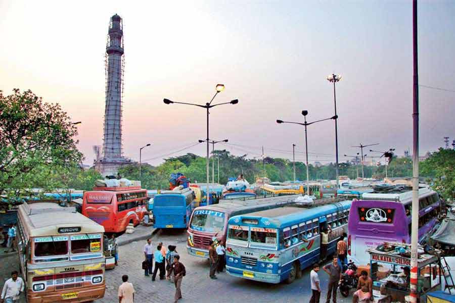 ধর্মতলা বাস স্ট্যান্ড।