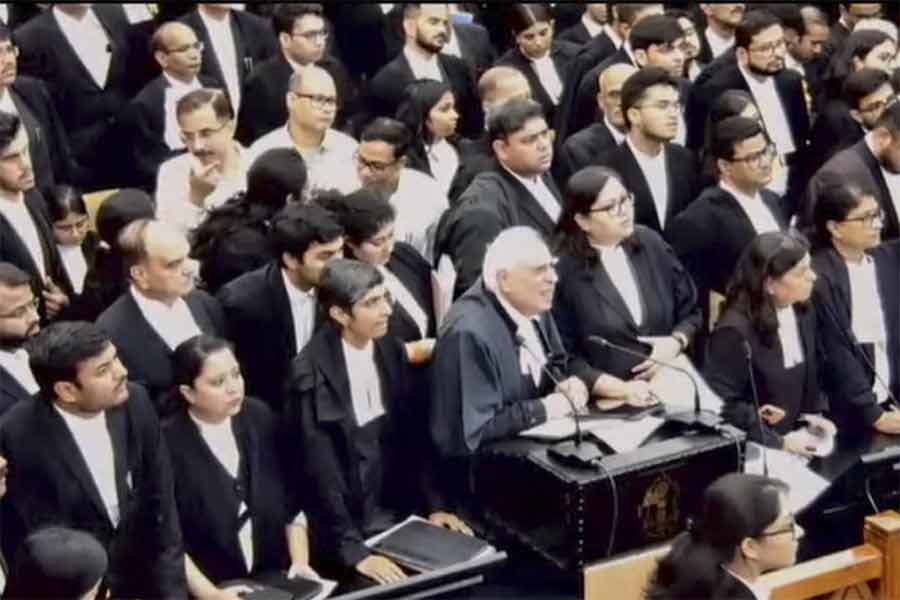 প্রতিবাদে কপিল সিব্বলের আইনজীবীরা।