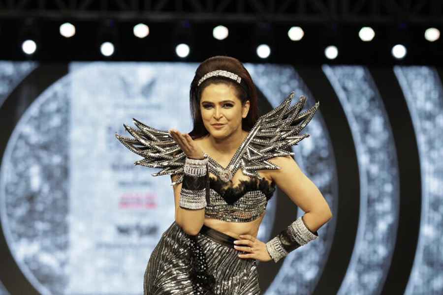 Meet bollywood actress Madhurima Tuli, know about her career and relationship