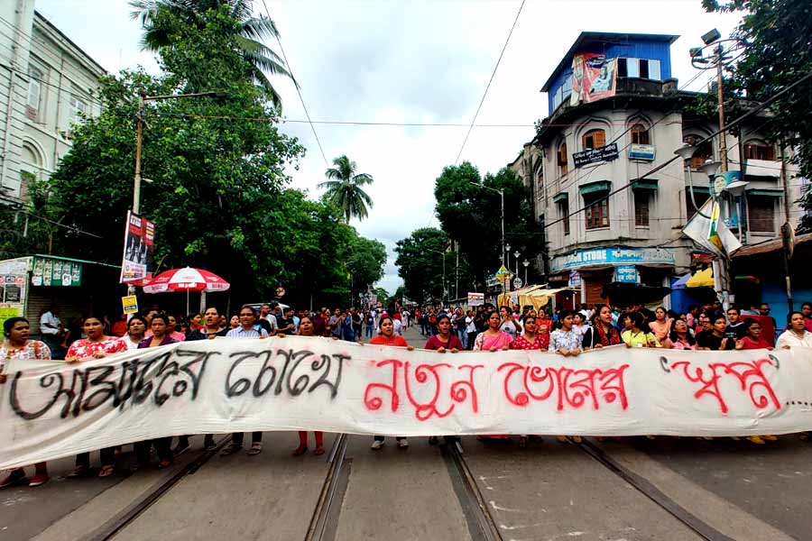 রবিবারের দুপুর। ঘড়ির কাঁটা তখন তিনটে ছুঁইছুঁই। তার আগে থেকেই উত্তর কলকাতার রাস্তায় আমজনতার সমাবেশ। কারও হাতে ব্যানার, কেউ আবার হাতে পতাকা নিয়ে নেমে পড়েছেন। চারদিকে স্লোগান ছড়িয়ে পড়ছে। দ্রুত বিচার পাওয়ার দাবিতে।