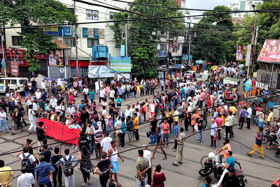 আরজি কর-কাণ্ডের প্রতিবাদে এবং ধর্ষণ ও খুনের ঘটনায় বিচার চেয়ে ‘আমরা তিলোত্তমা’র ব্যানারে হওয়া প্রতিবাদ মিছিলে কার্যত থমকে গেল মধ্য কলকাতার একাংশ।