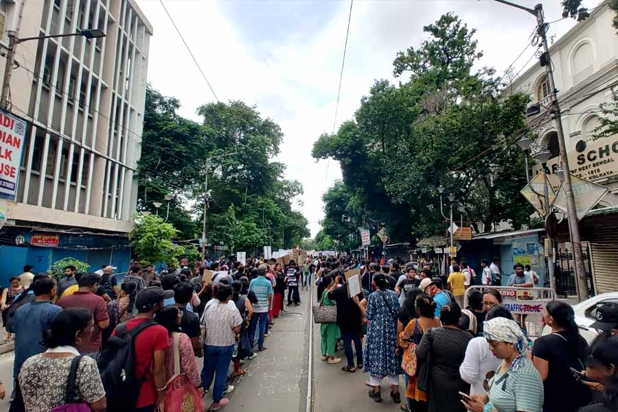 রবিবার দুপুর ৩টে থেকে কলেজ স্কোয়্যার থেকে মিছিল শুরু হয়। মিছিল শেষ ধর্মতলায়।