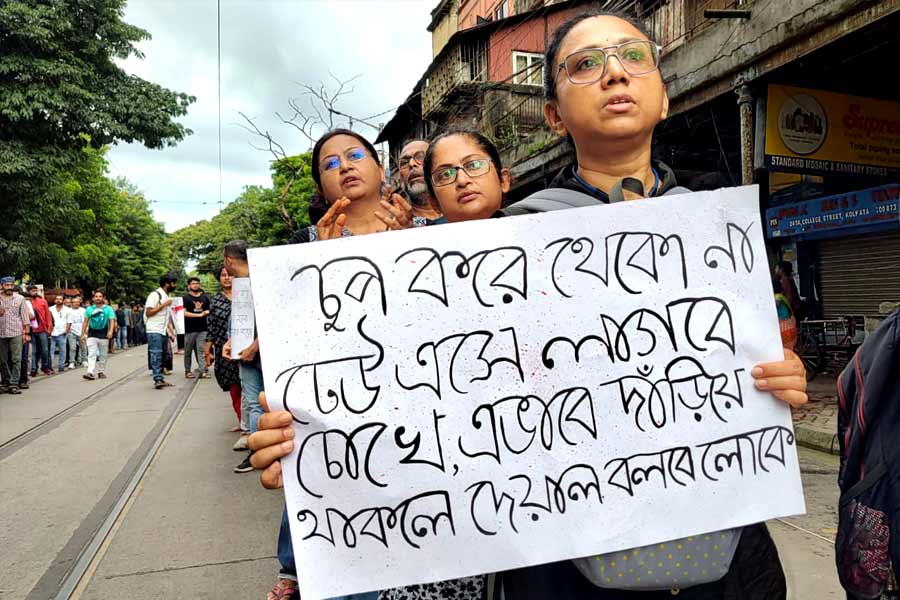 মিছিলে দেখা গিয়েছে টলিউডের খ্যাতনামী তারকাদের মুখ। যোগ দিয়েছিলেন বড় পর্দার অভিনেত্রী থেকে ছোট পর্দার তারকারাও।