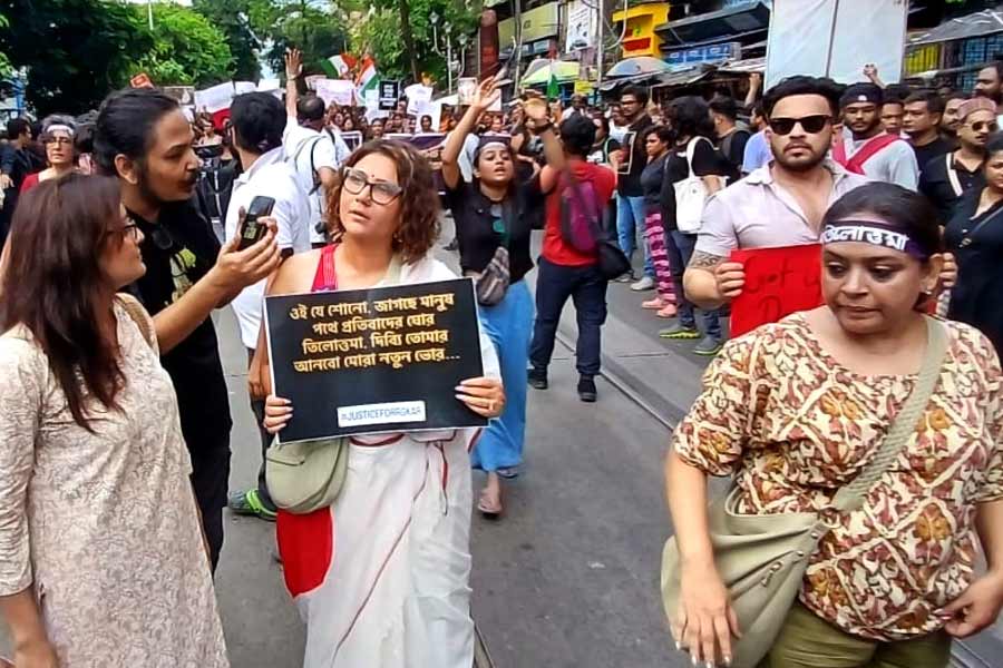 পোস্টার হাতে স্বস্তিকা মুখোপাধ্যায়। মিছিলে তাঁর পাশে হাঁটছেন অভিনেত্রী বিদীপ্তা চক্রবর্তী।