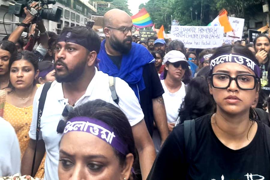 বেগনি পট্টি মাথায় বেঁধে মিছিলে হাঁটছেন অভিনেত্রী সোহিনী সরকার।