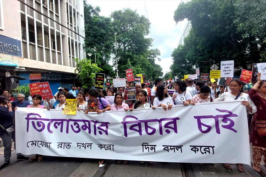 কলকাতার বেশ কয়েকটি সরকারি এবং বেসরকারি স্কুলের পড়ুয়ারা অভিভাবকদের সঙ্গে মিছিলে পা মিলিয়েছে।