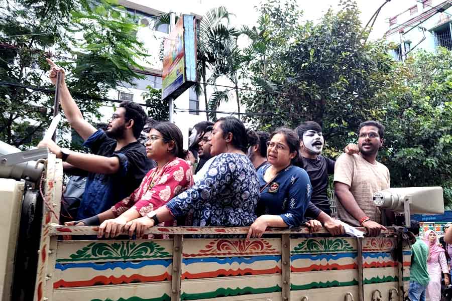 ছোট ট্রাকে সওয়ার হয়ে মিছিলে শামিল হয়ে স্লোগানে গলা মেলাচ্ছেন মিছিলে অংশগ্রহণকারীরা।