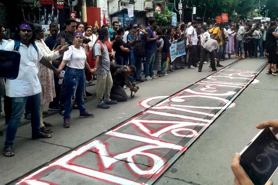 হাতে হাত।