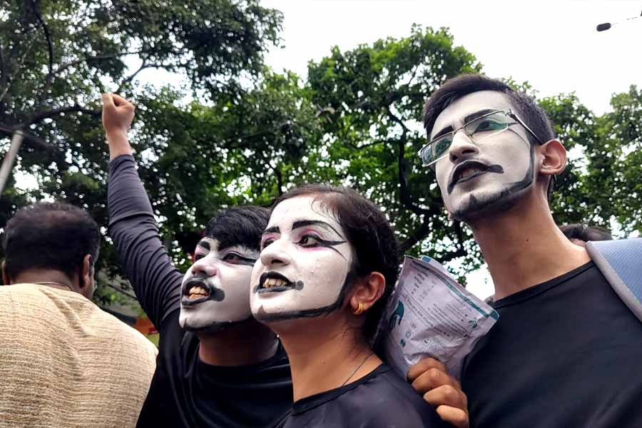 প্রতিবাদে শামিল হয়েছেন মূকাভিনয় শিল্পীরা।