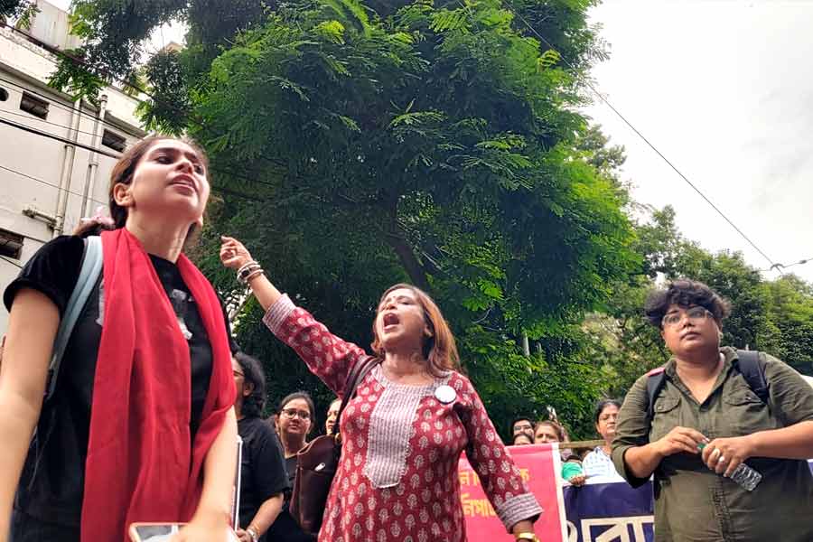 মিছিল থেকে শোনা গিয়েছে ‘উই ওয়ান্ট জাস্টিস’ স্লোগান। তা ছাড়াও প্রতিবাদ মিছিল থেকে ‘প্রীতিলতার এই মাটিতে ধর্ষকদের ঠাঁই নাই’-এর মতো স্লোগান ভেসে এসেছে।