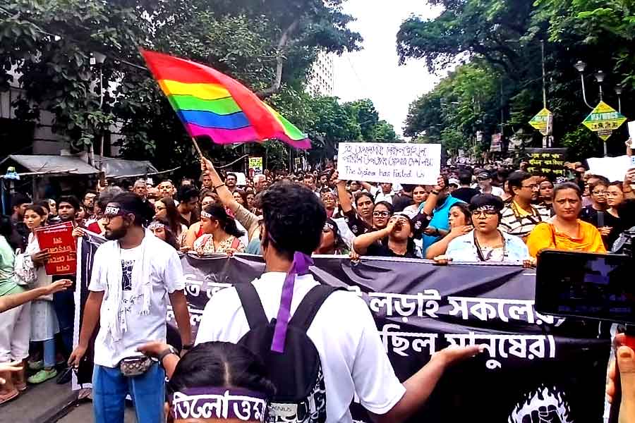 আরজি কর-কাণ্ডের প্রতিবাদে মিছিলে শামিল হন রূপান্তরকামীরাও। মিছিলে দেখা যায় রামধনু রঙের পতাকাও। 