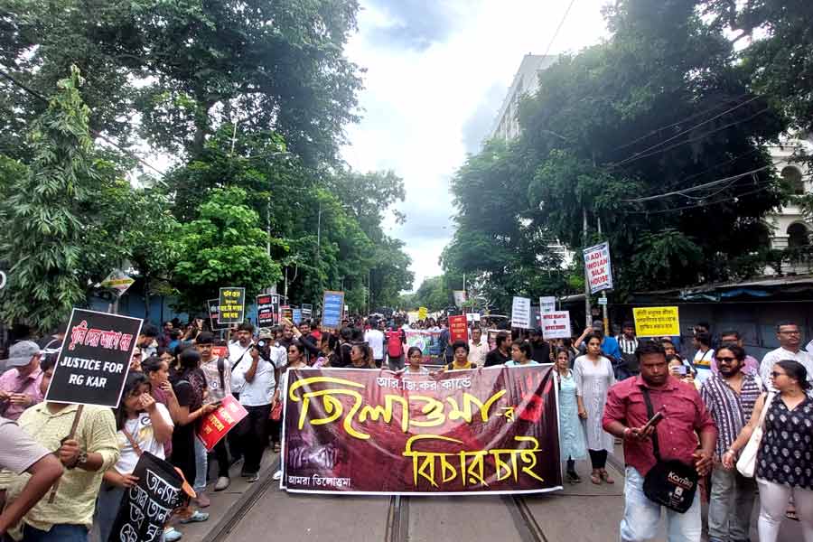 শুধু উত্তর কলকাতায় নয়, রবিবার গোলপার্ক থেকে নন্দন পর্যন্তও প্রতিবাদ মিছিলের আহ্বান করা হয়েছে।