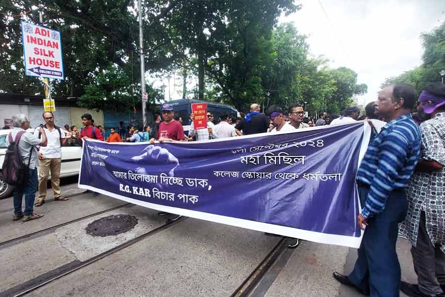 ১৪ অগস্ট মধ্যরাতে ‘মেয়েদের রাত দখল’-এর প্রতিবাদ মিছিলে নেমেছিলেন বঙ্গবাসীদের একাংশ। কলকাতার পাশাপাশি পশ্চিমবঙ্গের বিভিন্ন প্রান্তেও প্রতিবাদ মিছিল হয়।