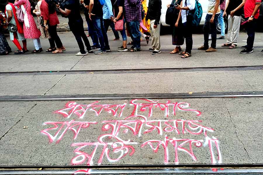 আরজি কর-কাণ্ডে বিচারের দাবিতে সোমবারও পথে নামছেন জুনিয়র ডাক্তারেরা। লালবাজার অভিযানের ডাক দিয়েছেন তাঁরা।