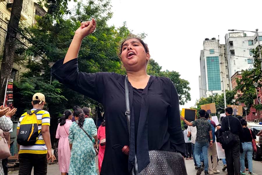 বুধবার, ৪ সেপ্টেম্বর এই একই দাবিতে ঘরের আলো নিভিয়ে মোমবাতি জ্বালিয়ে মানববন্ধনের ডাক দিয়েছে পশ্চিমবঙ্গ জুনিয়র ডাক্তার ফ্রন্ট।