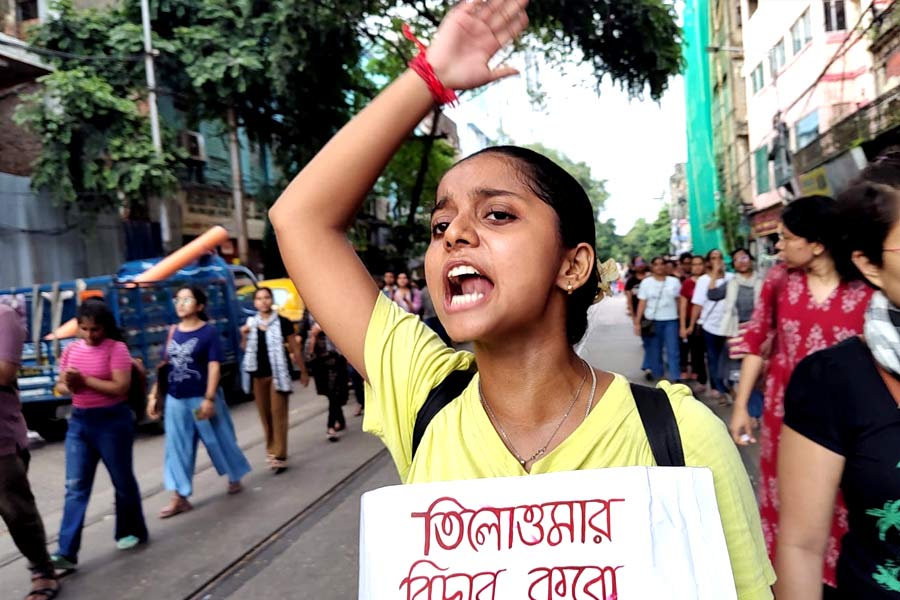 শনিবার থেকে আরজি কর মেডিক্যাল কলেজে জুনিয়র ডাক্তারেরা ‘অভয়া ক্লিনিক’ চালু করেন। বিনামূল্যে ‘টেলিমেডিসিন’ পরিষেবাও দেওয়া হচ্ছে তাঁদের তরফে।