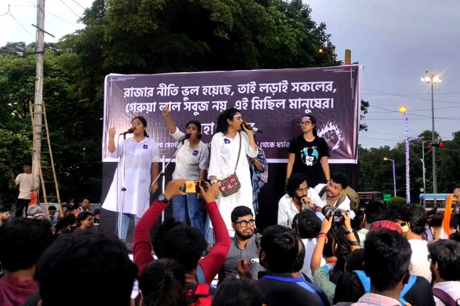 মিছিল শেষ হওয়ার পর ধর্মতলার প্রতিবাদ মঞ্চে প্রতিবাদীরা।