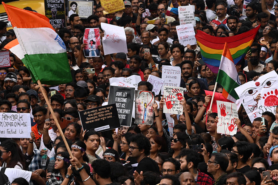 আর জি করের ঘটনার প্রতিবাদে কলেজ স্কোয়্যার থেকে ধর্মতলা পর্যন্ত নাগরিক-মিছিল। ছবি: বিশ্বনাথ বণিক।