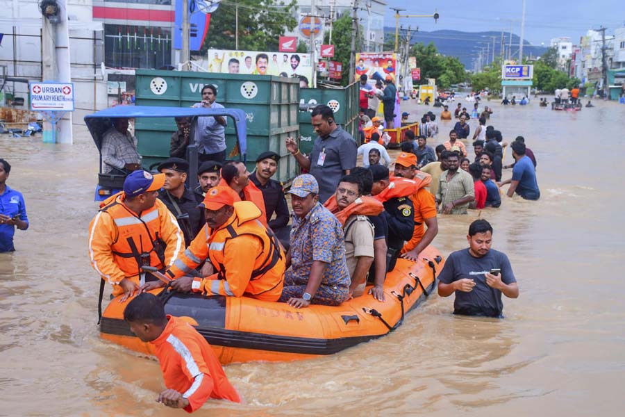 অন্ধ্রপ্রদেশের দুর্যোগকবলিত এলাকায় উদ্ধারকাজ চলছে।