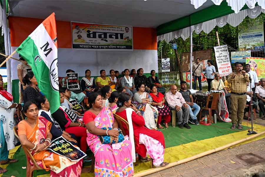 ঝাড়গ্রাম শহরের পাঁচ মাথা মোড়ে মহিলা তৃণমূলের অবস্থান।