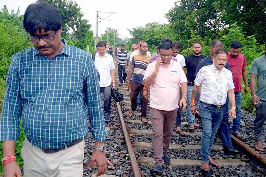 বনগাঁ-বাগদা রেলপথ সম্প্রসারণের কাজ সমীক্ষায় রবিবার খেদাপাড়ায় পূর্ব রেলের আধিকারিকেরা।