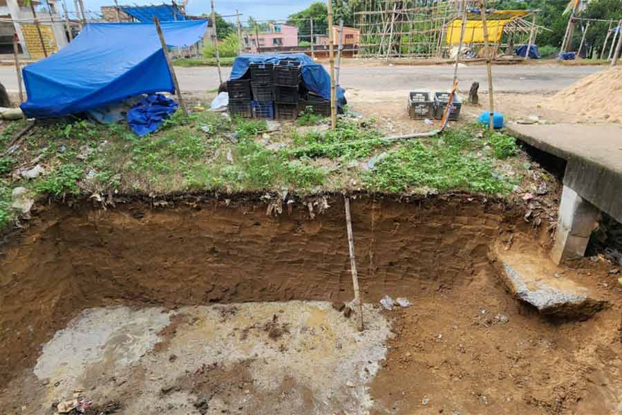 পূর্ত দফতরের এই জায়গায় নির্মাণ হচ্ছে। আরামবাগের সালেপুর-২ পঞ্চায়েতের ডোঙ্গল সেতু এলাকায় ।