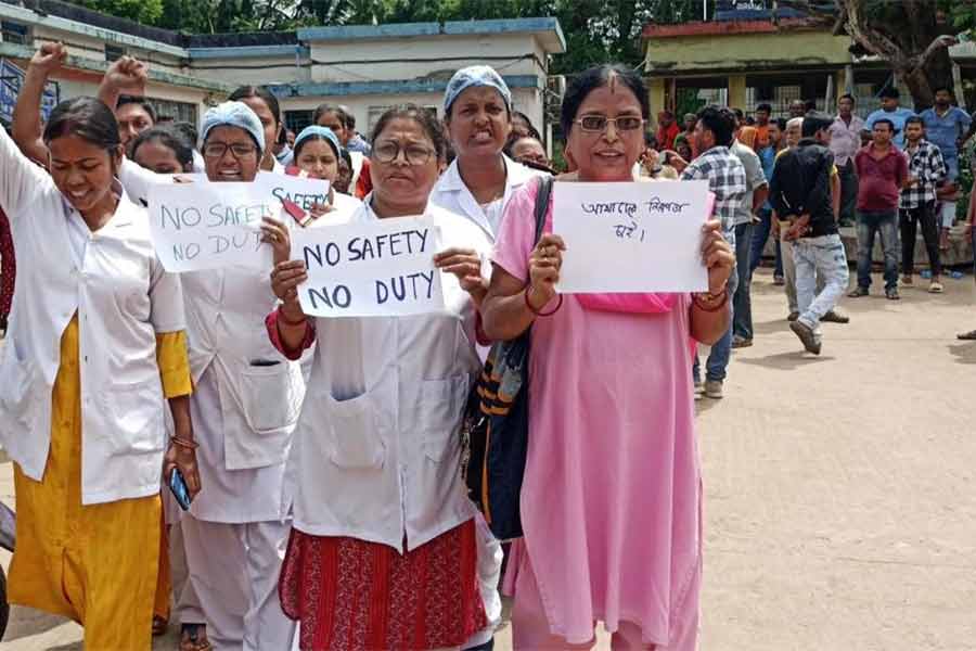 স্বাস্থ্যকর্মীদের প্রতিবাদ মিছিল। রবিবার ইলামবাজারে।