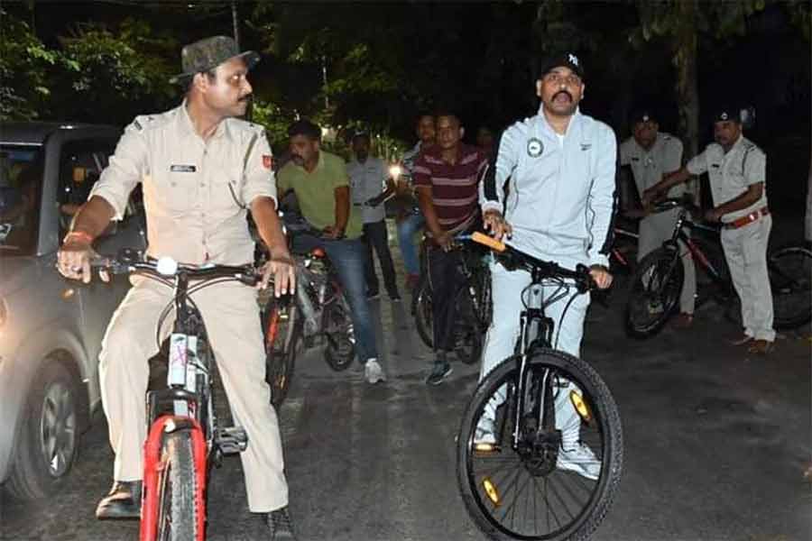 সাইকেল চালিয়ে জলপাইগুড়িতে রাত-টহলে পুলিশ সুপার, কোতোয়ালি থানার আইসি-সহ পুলিশ কর্মীরা।